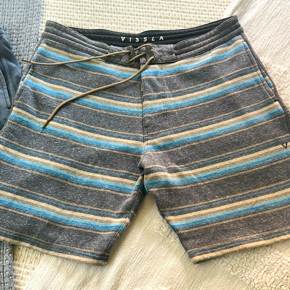 Vissla men’s shorts size L.